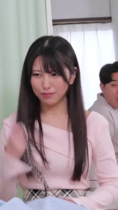 Part 2 My girlfriend who came to visit me on the bed next to me was a do-strike, so if I sexually harassed her through… | Clip 1