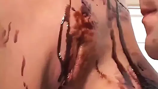 Nikky Blond çikolatayla sakso çekiyor