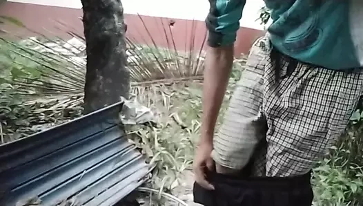 Pakinoon terk edilmiş bir alanda lütfen inleyerek mastürbasyon yapıyor ve bir yaprağın üzerine boşalıyor ve yiyor