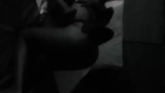 Lezbiyen kelly ve viviana öpme üzerinde yatak ev yapımı