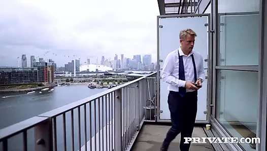 Lina Luxa ihtiyaçlarını karşılamak için yaşlı bir beyefendi arıyor