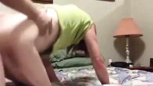 Bu, her iki deliği de kapatan sıska bir piliç.