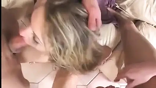 Büyük yaraklı iki adam bu yarak emiyor fahişenin göt deliğini ve amını sikiyor