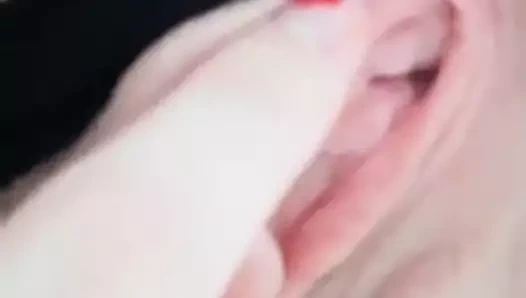 Ateşli sarışın amcığını gösteriyor