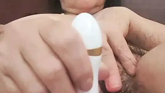 Üvey anne klitorisine mastürbasyon yapıyor, ıslak amcık