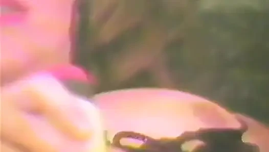 Yaşlı esmer dildolarla her iki deliğini de sikiyor