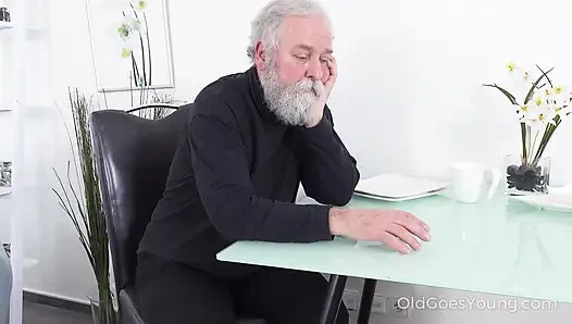 Taze hatun yaşlı adama özel bir hediye veriyor