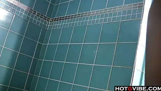 duşta minyon esmer solo sahne