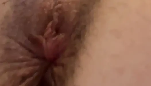 Güzel amımı tıraş ediyorum ve kıllı sıkı göt yakın çekim. Tıraşlı amcık