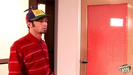 Bu yarı inanılmaz yarı harika sarışın kanepede göt deliğini çok iyi siktiriyor