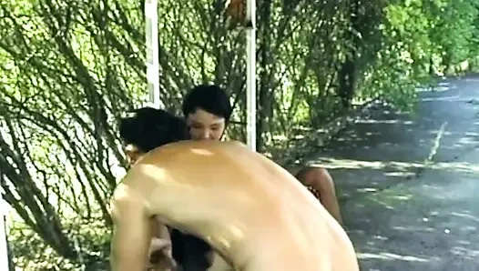 Esmer kadın açık havada üçlü sekste iki alıyor