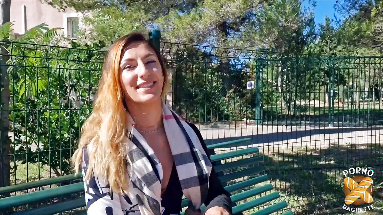 Doyumsuz bir esmer olan Stella kız arkadaşlarıyla bir adamla sikişiyor
