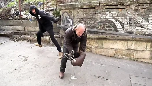 18 yaşındaki sıkı götünde büyük yarakla ilk kez anal seks yapıyor