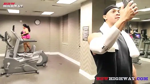 İRI GÖĞÜSLÜ ZENCI IRI GÜZEL KADıN SERT YARAK ALıYOR