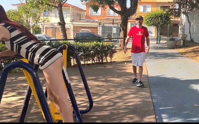 Eşim Parkta Kamusal Olarak Gösteriş Yapıyor!