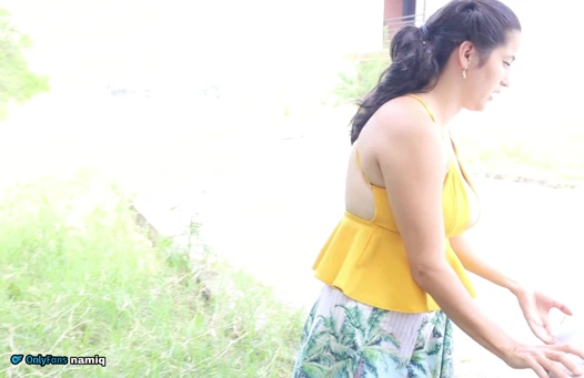 Tamirci ıssız bir yerde mahsur kalan evli kadını sikiyor