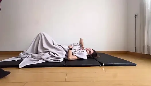 Kölem bağlı ve gıdıklanmış olmayı seviyor