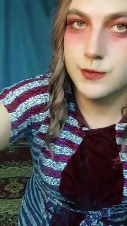 ATEŞLI FEMBOY BÜYÜK GÖTLÜ ÜNIVERSITELI GENÇ KıZ GIYINMIŞ SEVIMLI MODEL TRAVESTI KITTY EVDE GIYINMEYI VE CINSEL PERFORMANS GÖSTERMEYI DENIYOR | Klip 1