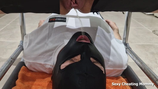 Kadın egemenliği ağıza işiyor ve amcık temizliği. Kölem benim klozetim.