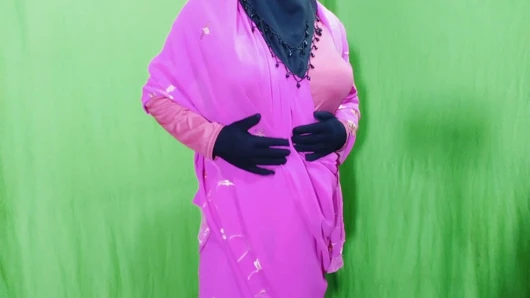 Hintli güzel tesettürlü Müslüman seksi yenge odanın içinde komşuyla seks yapıyor