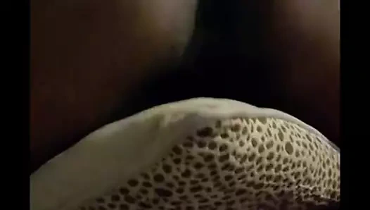 Jag 12 amcığını yastığa sürtüyor.