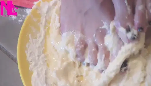 Çıplak ayaklarımla makarna için hamur yapıyorum