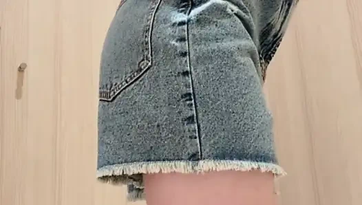 Pervert publicly masturbates in fitting room of retail outlet