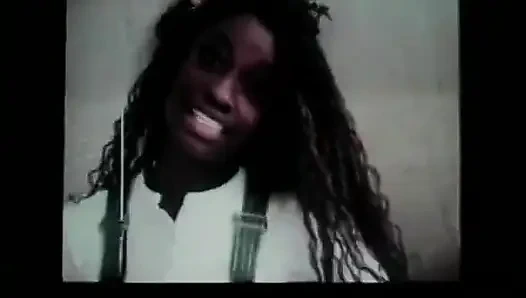 Sert siyah amcık bahçede yalıyor... ağzına boşalma