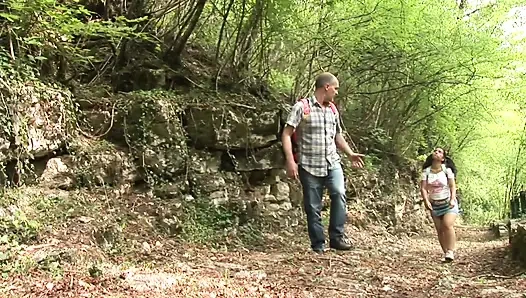 Yaşlı eğitmen ormanda genç bir yürüyüşçüye kötü muamele