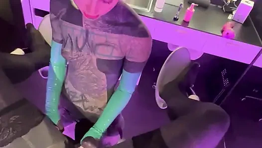 Pesado tatuaje - novio se la follan y tocando profundamente