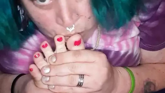 Mavi saçlı bbw ayak ibadet kendini