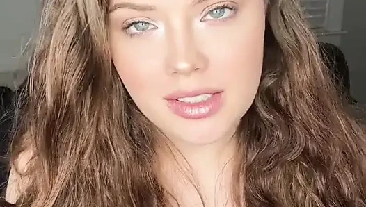 Derili orta yaşlı seksi kadın domme kadın kılıklı oğlan rol oyununu çıkarıyor