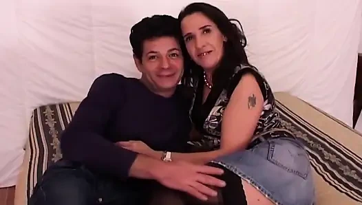 Azgın orta yaşlı seksi kadın çoraplı çılgınlığı emiyor ve sikişiyor