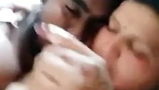 Marathi karısının göğüsleri emdi