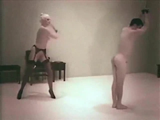 Ağrı kraliçesi - femdom kırbaçlama ve müzik video sıyırma
