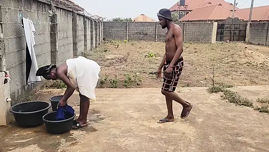 Edepsiz kaltak neredeyse kocasını komşusuyla aldatırken yakalanıyor.