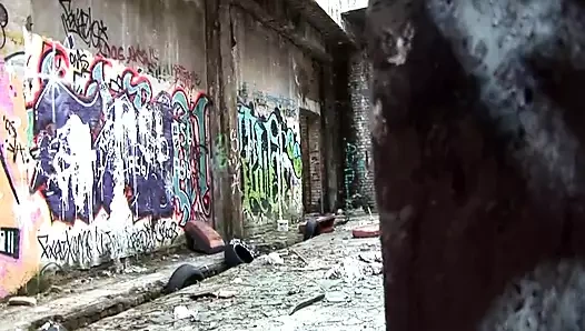 Düzgün vücutlu Alman sarışın güzel yüzüne döl püskürtüyor