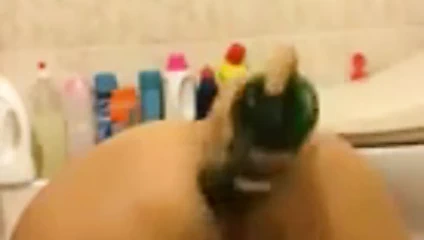 Olga kobzar bir şişe ganimet oturmak