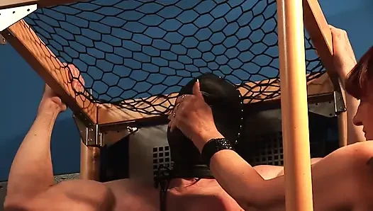 Doğal saçlı olgun kızıl Alman amatör bdsm'ye boyun eğiyor ve canavar yarak alıyor