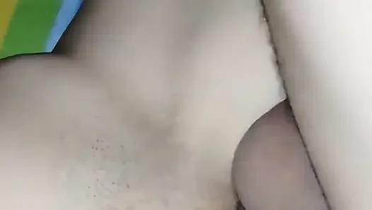 Islak kremsi amına boşalıyorum, sıkı amcığın içine boşalıyorum