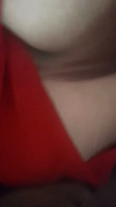 Büyük memeli Hint MILF kırmızı elbisesiyle koltukta sikiliyor | Bölüm 1