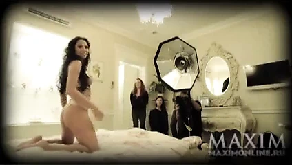 Başka bir Rus tanrıçası çekimde tanga gösteriyor