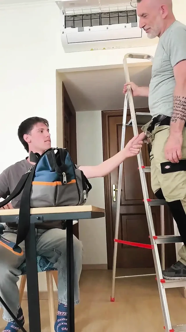 Зрелый ремонтник с большим членом папочка трахает шлюховатого твинка без презерватива