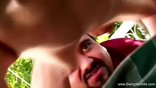 Farklı musluklar yaşarken nazikçe vidalama