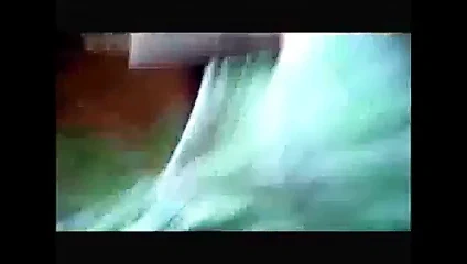 Tombul ev hanımı çömelme orgazm üzerinde yapay penis