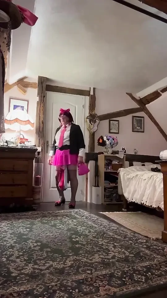 Dışarıda bir akşam için küçük parlak pembe etekli giyinmiş