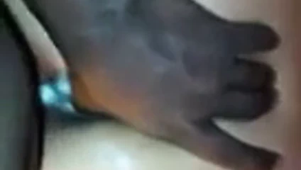 Siyah züppe onu kıçından başparmak ile kadın köpek sikikleri