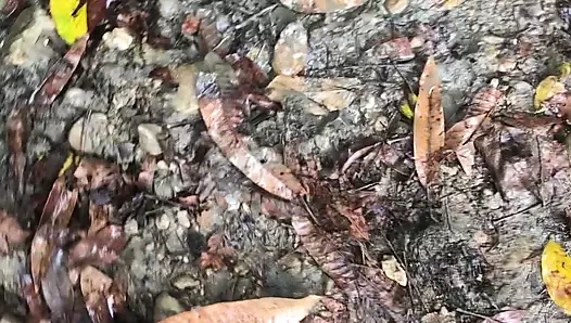 Nehire gidiyorum ve beni kaydediyor ve yıkarken bana dokunuyor