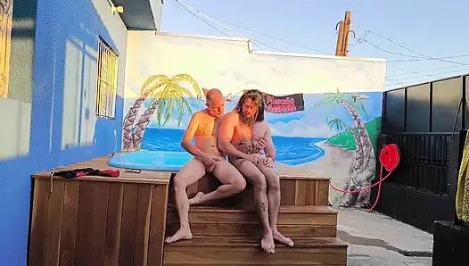 Üvey babamın havuzda arkadaşıyla sikişirken suçüstü yakaladım