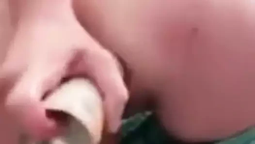 Kız kıçına sprey şişesi yapıştırdı